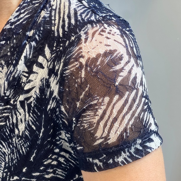 🔥2/$10 NWT($58) |•RAFAELLA•| Navy Blue & White Palm Tree Leaves Top Size Medium - Picture 6 of 12